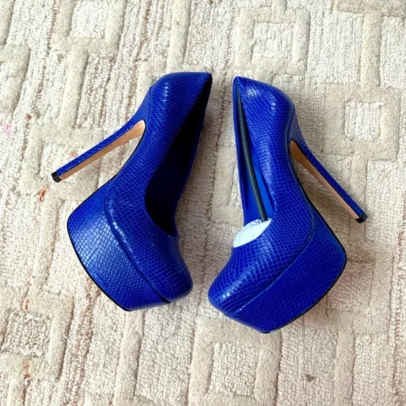 NIB Alice & Olivia Larimore Leather Platform Pumps